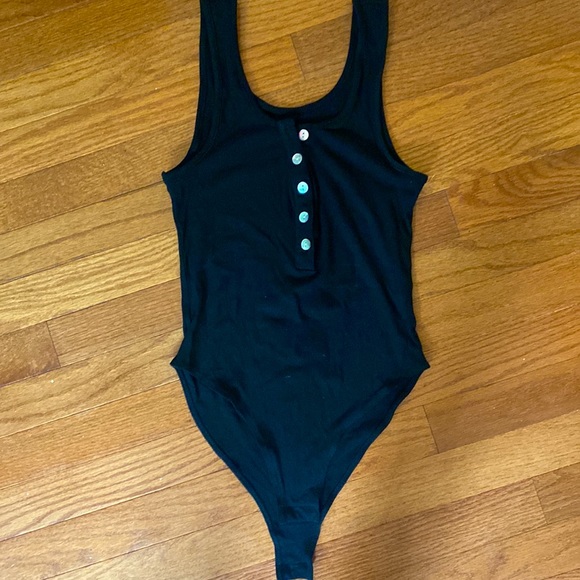 Scoop Neck Button Down Ribbed Tank Top - Picture 4 of 6